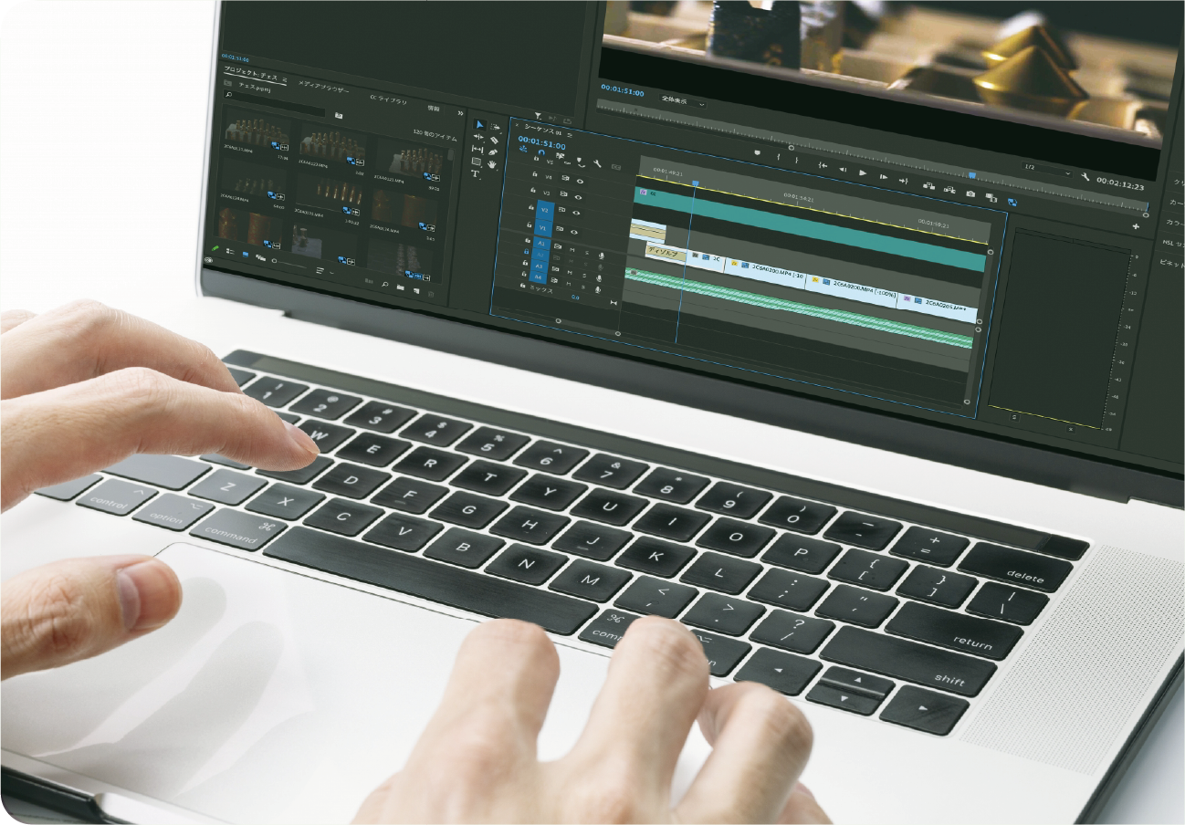パソコンを触っている画像
