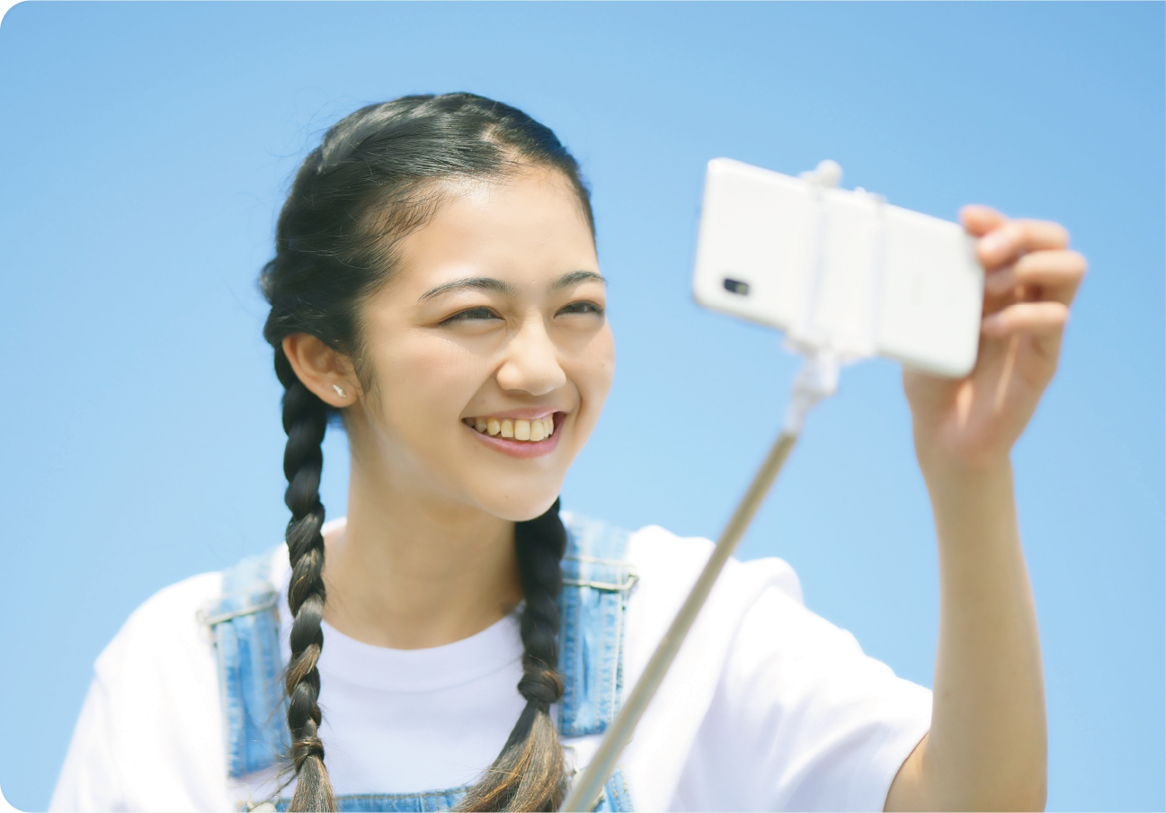 自撮りをしている少女